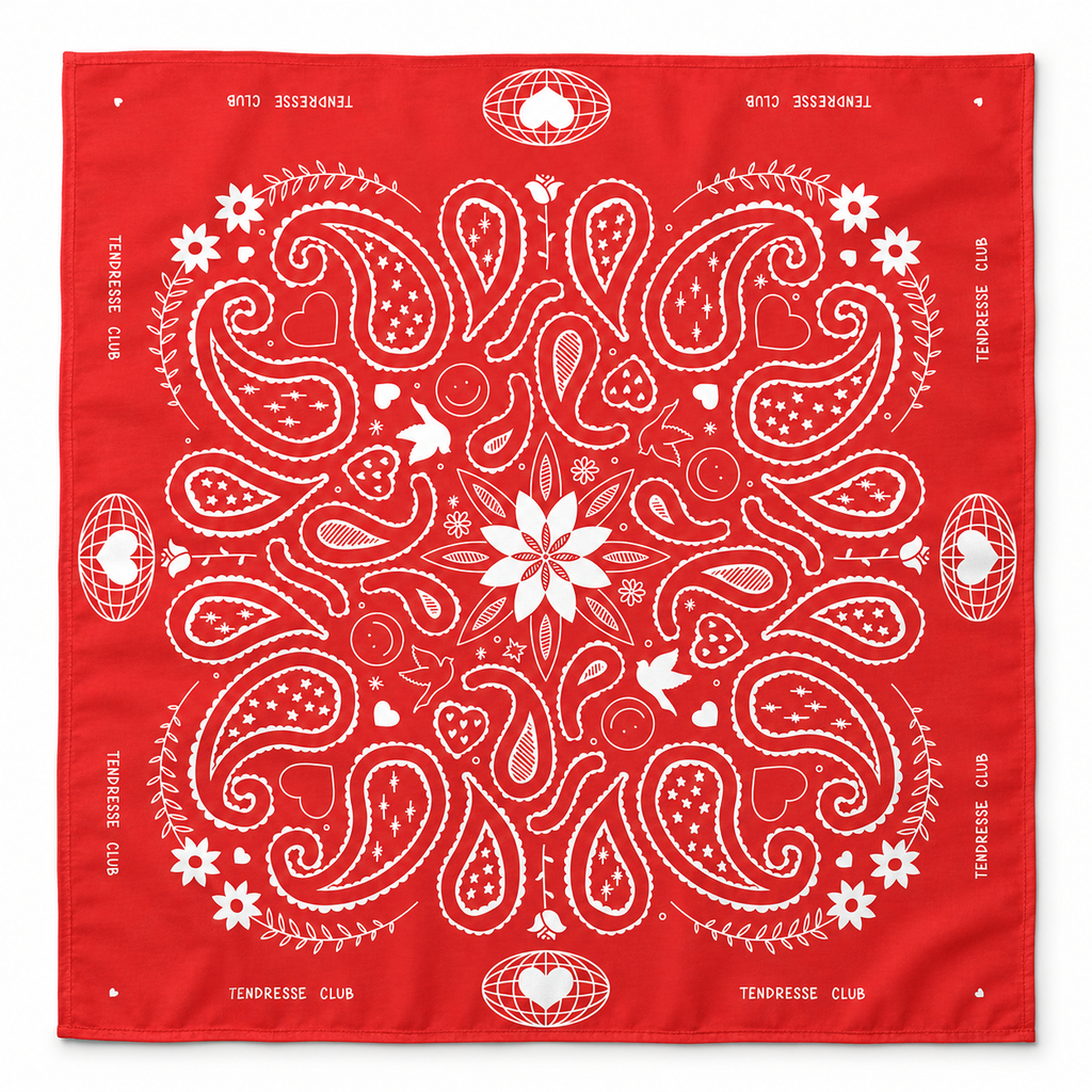 Une photo du bandana du Tendresse Club de couleur rouge vif entièrement en satin