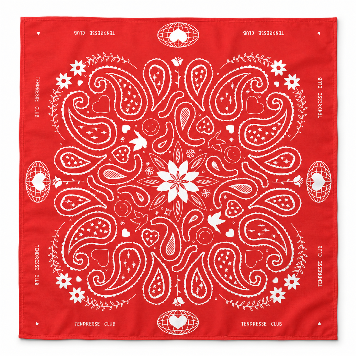 Une photo du bandana du Tendresse Club de couleur rouge vif entièrement en satin