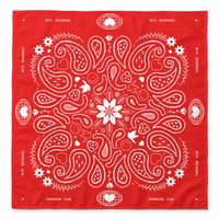 Une photo du bandana du Tendresse Club de couleur rouge vif entièrement en satin