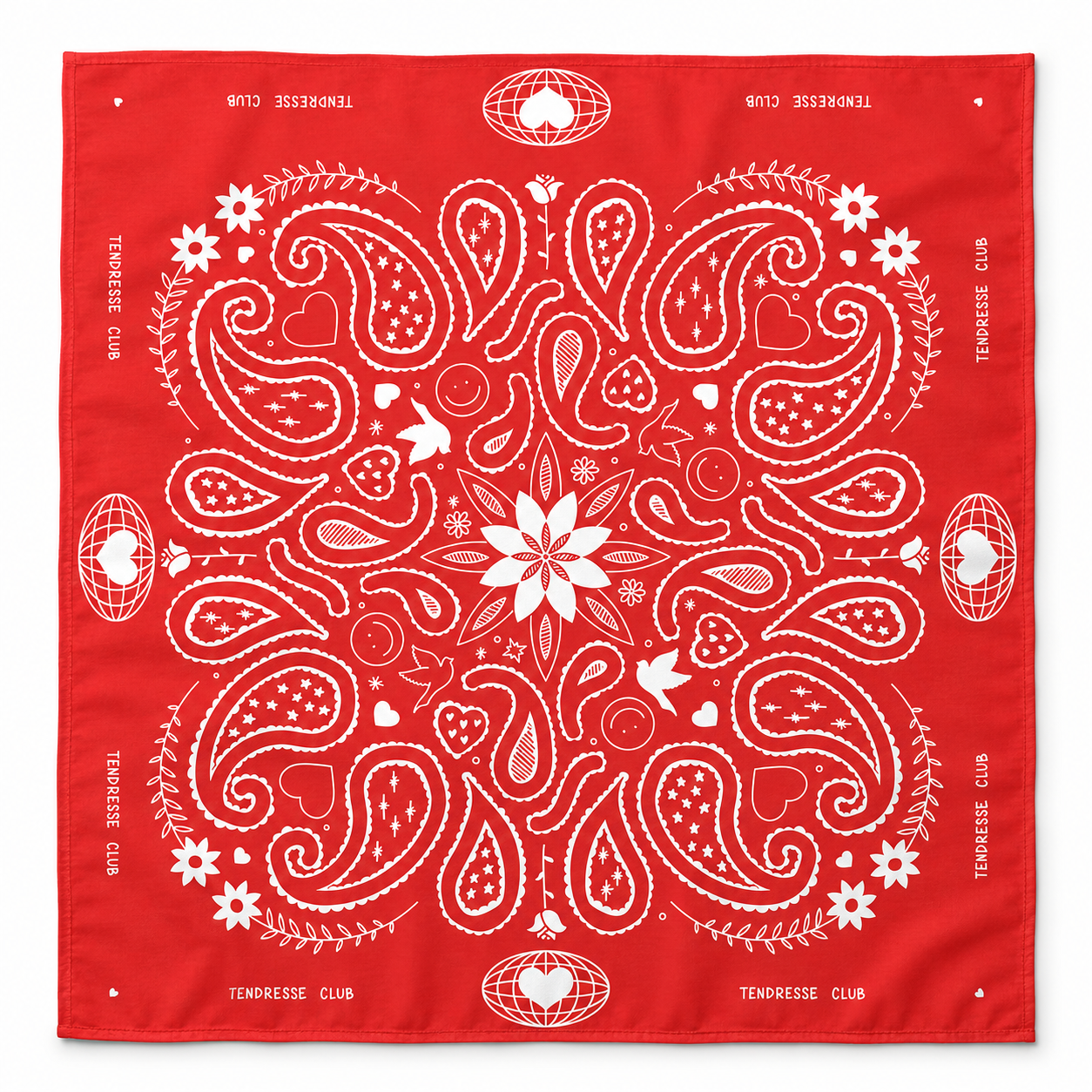 Une photo du bandana du Tendresse Club de couleur rouge vif entièrement en satin